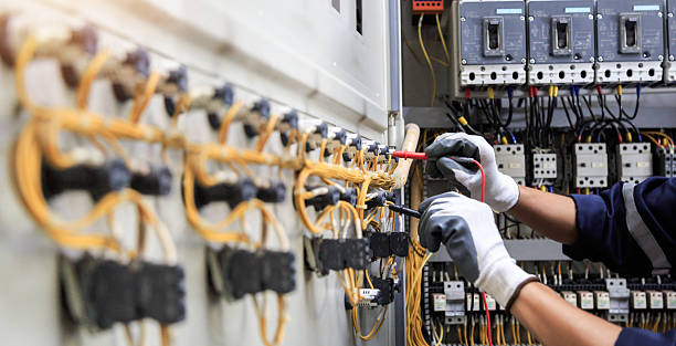 Professional Electrician technician working in Evanston, IL